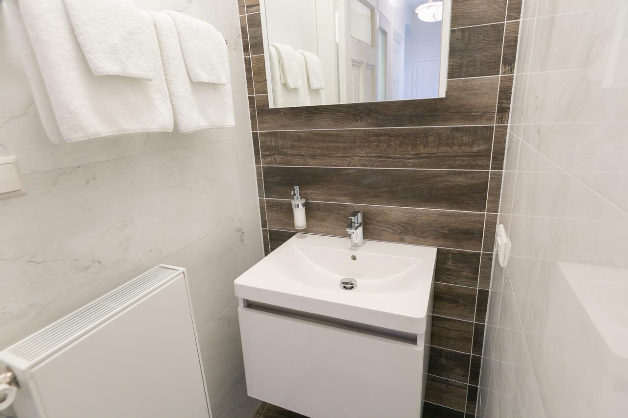 The Palace - R.q.c. *